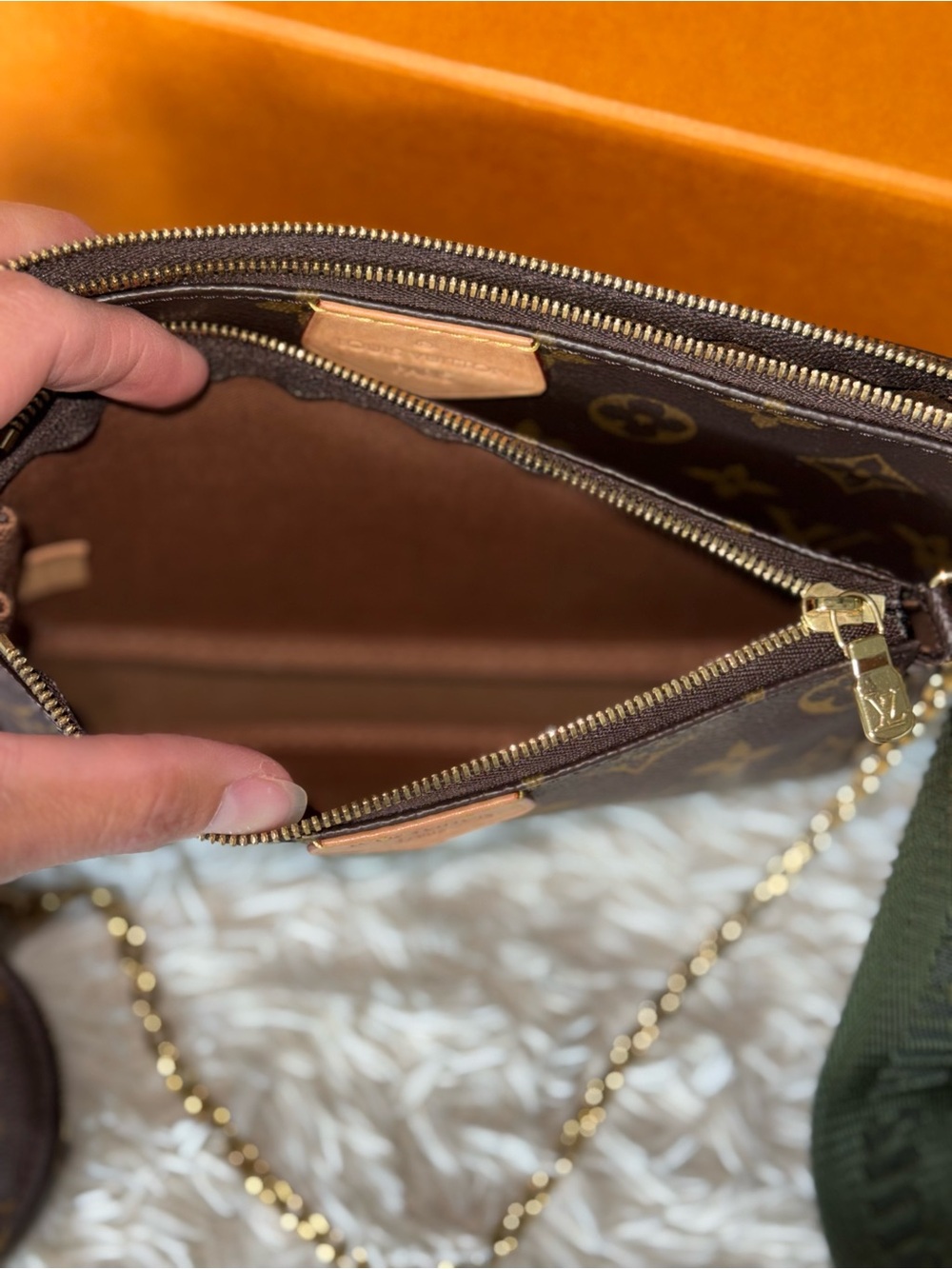 Louis Vuitton Monogram Multi-Pochette Crossbody with Green Strap and Gold Chain - Picture 4 of 10